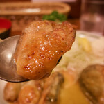 かつれつ四谷たけだ - 【カキバター焼定食 1550 + 肉増し 400】　尽きることない牡蠣バターの連続攻撃！ 　万古不易の幸コレにあり 　今日の牡蠣汁はちっと濃厚な感じやね？ 　表面カリッと中はプリッと牡蠣 　アツアツのエキスがほとばしりっ！ 　ソースの酸味とバターの甘味はバランス絶妙に