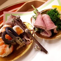 赤坂 菊乃井 - ⚫八寸「車海老の手鞠寿司　蕨　蛍烏賊　百合根いくら　豆苗の豆乳和え　鴨ロース　菜種辛子和え　長芋炒り玉子」