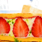 MOCMO sandwiches - 【2020年３月20日】『苺フルーツサンド』。