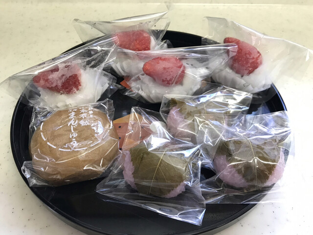 栄屋菓子店 - 中豊（和菓子）の写真