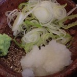手挽きそば 一心 - 刻みネギ・大根おろし・山葵は、お好みで♪