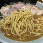 横浜ラーメン 渡来武 - 麺はこんな感じ