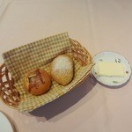 アルカション - 自家製のライ麦パンとブリオッシュ