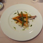 アルカション - 前菜：ヤリイカのバージンオリーブオイル焼、焼インゲン・焼人参のカラスミパウダー