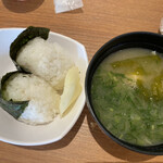 Shirahama Koga No I Rizo-To Ando Supa - おにぎりとみそ汁（なめこと豆腐とワカメ）