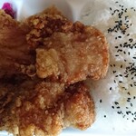 からあげ専門 まつむら商店 - からあげ弁当醤油(中)550円＋ライス大盛り50円＋消費税で648円