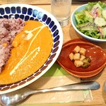 GREENSWARD - ①バターチキンカレープレート1000円(税別) 滑らかな舌触りで、甘さ先行、マイルドな辛味あり。 コクがあり、キレは良い。 小さなチキンブロックが２片。 個人的には満点なモノ(＾ω＾) 醬油テイストの和風ピクルスも旨し＾＾