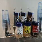 焼肉ライク - 棚にタレ調味料など