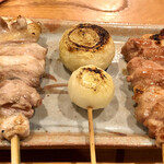 とり喜 - かしわ(腿肉)の食べ比べ。名古屋コーチンは塩、薩摩赤鶏はタレで。