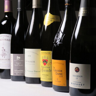 我们提供各种法国料理相得益彰的饮品，包括天然葡萄酒。
