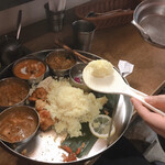 エリックサウス - お代わりのターメリックライス　店員さんが入れてくれます。