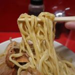 ラーメン二郎 - 少しデロ気味のオーション麺