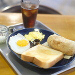 Cafe OGU1 - モーニングセット 750円 の揚げパン、トースト、スクランブルエッグ、目玉焼き