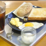 Cafe OGU1 - モーニングセット 750円 の揚げパン、トースト、スクランブルエッグ、目玉焼き