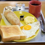 cafe OGU1 - モーニングセット 850円 の揚げパン、トースト、スクランブルエッグ、目玉焼き