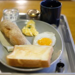 Cafe OGU1 - モーニングセット 850円 の揚げパン、トースト、スクランブルエッグ、目玉焼き