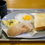 Cafe OGU1 - モーニングセット 850円 の揚げパン、トースト、スクランブルエッグ、目玉焼き