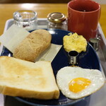 cafe OGU1 - モーニングセット 850円 の揚げパン、トースト、スクランブルエッグ、目玉焼き