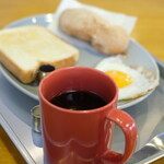 cafe OGU1 - モーニングセット 850円 の揚げパン、トースト、スクランブルエッグ、目玉焼き