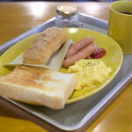 cafe OGU1 - モーニングセット 850円 の揚げパン、トースト、スクランブルエッグ、ウインナー