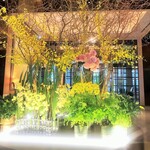 天麩羅 巽 - パレスホテルロビー、春の飾りつけ
