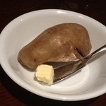 ラ・ファミーユ - おきまりのジャガイモとバター　箸休めなので先に食べてはいけません