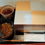 和 とがわ - 上品な2段弁当の中には、丁寧に仕込まれたおかずがぎっしり！赤出汁付き御重膳1,000円