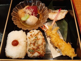 和 とがわ - 温菜のお重は揚げ立ての海老天ぷらに野菜の炊き合わせ、焼き魚や2種類のもち麦ご飯まで