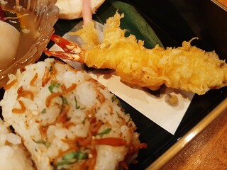 和 とがわ - 揚げ立てでザクザク香ばしい海老の天ぷら、もち麦に甘辛いちりめん佃煮や大葉、ごまを混ぜた風味良いおにぎり