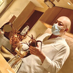 銀座 しのはら - こういう時期なので、篠原さんもマスク姿。大きな伊勢海老を豪快に捌く。