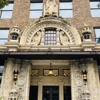 クイントカント - モダン&クラッシックなネオロマネスク様式のビルディング。