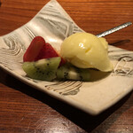 焼鳥 祐 - アイスクリームとイチゴ･キウィ