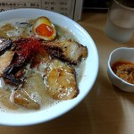 ラーメン たぬき屋 - 熟成豚骨ラーメンDX 肉味噌 940円