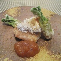 やすい - 揚げ物：甘鯛とタラの芽に ポン酢を浸した大根おろしが添えられています。　　　　　2020.03.17