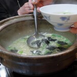 葵 - 一杯目は女将さんがよそってくれました♪