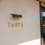 TAUPE - 白壁にゴールドの店名がオシャレ