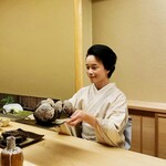 道人 - 巨大赤貝　女将さんのお顔と同じ大きさ