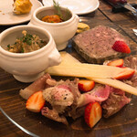 Asu a VIVANT - 前菜盛り(パテグランメール･豚もも肉のハムとフルーツ･エノキのピクルス･キャロットラペ･コンテチーズ)