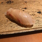 まんてん鮨 丸の内 - 真鯛桜じめ