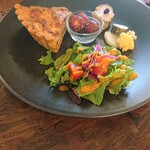 イグニスコーヒー - キッシュとデリ３種