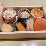 Kyouto Ishibekouji Mamecha - 【先　付】 おばんざいの盛合せ箱：写真撮る前に鴨肉？を一人れ食べてしまいました。
