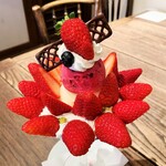 苺とマスカルポーネのルージュパフェ。2200円