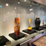 くらしき桃子 - 店内。エミール・ガレのガラスの花瓶。