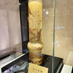 くらしき桃子 - 店内。エミール・ガレのガラスの花瓶。