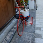 宮城野 - なんだろう?　コッポラが「ランブルフィッシュ」で、モノクロ映画なのにその中のベタ(闘魚)だけ真っ赤に浮かび上がらせて魅せたように、夕方の色温度のいたずらか、自転車の赤だけ浮かび上がってみえる ……