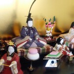 カフェ・アカリ - ピアノの上の雛飾り