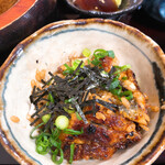 うなぎ 直来 - 2杯目。ネギと海苔を乗せて。