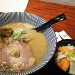 Yaki Miso Ramen Yadoya - 味噌らーめん 800円 、限定10食の「サーモンとエンガワの炙り」紅白彩り飯 500円