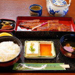 うなぎ 初音 - 「特選大長焼定食(限定)」の中サイズ。