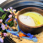 ナベノ-イズム - 長野県産春キャベツのクリアヴルーテ　ムール貝とホンビノス貝のブイヨン　浅草壽々喜園のほうじ茶とミルクのエキューム　地鶏卵のスモークロワイヤル　ベーコンのエチュベを潜ませて　サクラの花を添えて